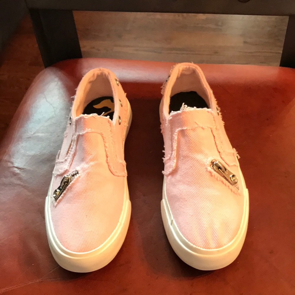 Cute pink tennis shoes